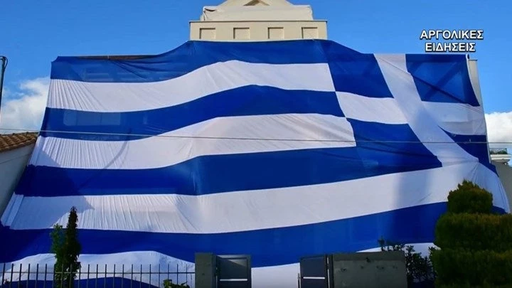 Σήκωσε στο σπίτι του σημαία 140 τ.μ για τους Έλληνες στρατιωτικούς (βίντεο)